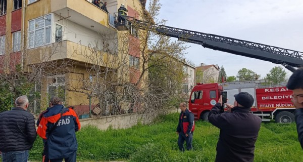 Evi ateşe verdi, babasını arayıp 