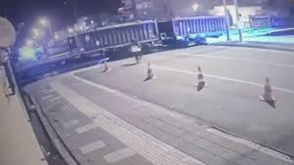 Diyarbakır’da otomobil tren ile çarpıştı